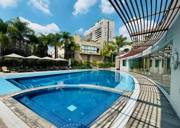 Amazing Pool In The Middle Of The México DF